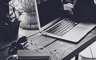 开云官方网站-踏着父亲的足迹 鲁尼11岁儿子离开曼城签约曼联